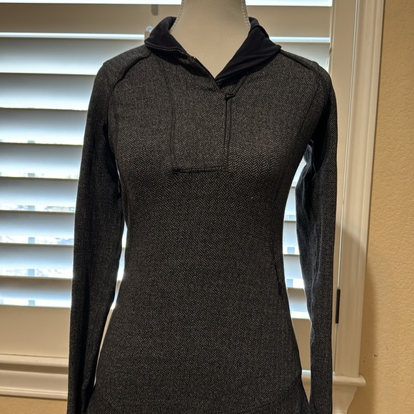 Lulu lemon tops in excellent condition - Picture 2 of 5